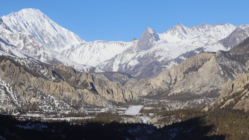 ङिस्याङ गाउँपालिका–४ स्थित अन्नपूर्ण हिमालयको फेदीमा रहेको हुम्डे विमानस्थल प्रयोग बिहिन । विसं २०६९ मा कालोपत्रे भएपनि कुनै उडान भर्न नसकेपछि  गन्डकी प्रदेश सरकारको पहलमा विसं २०७५ भदौ २७ मा समिट एयर प्रा.ली.ले परीक्षण उडान गरे पनि नियमित उडान हुन सकेको छैन । तस्वीर ःरासस 