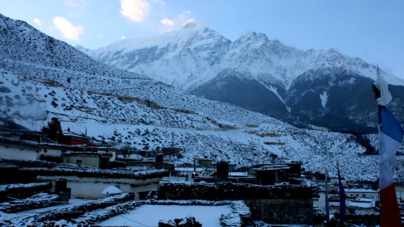 ठिनी गाउँ र पृष्ठभूमिमा नीलगिरि हिमाल हिमालपारीको जिल्ला मुस्ताङको घरपझोङ्ग गाउँपालिका –५ स्थित पर्यटकिय स्थल ठिनी गाउँ र पृष्ठभूमिमा नीलगिरि हिमालमा बिहीबार हिउँ परेको दृश्य ।  तस्वीर : निरज थकाली  (रासस)