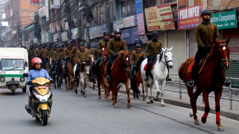 काठमाडौँको पुतली सडक हुँदै बिहीबार बिहान नेपाली सेनाका घोडचडी जवान सिंहदरबारतर्फ जाँदै । तस्वीर : प्रदीपराज वन्त(रासस)