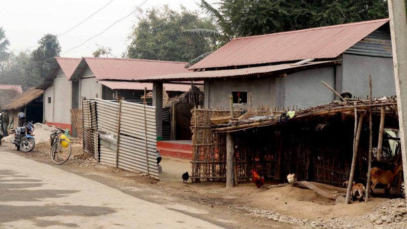चिटिक्क घरमा बस्न पाएर दङ्ग छन् सन्थाल समुदाय