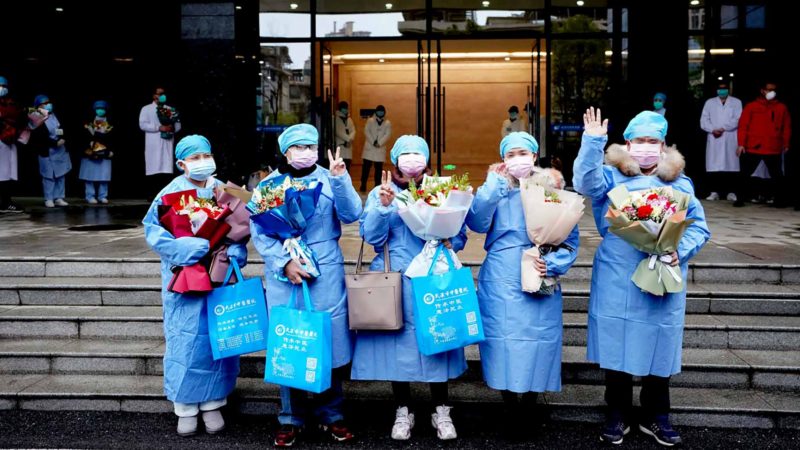 (200206) -- WUHAN, Feb. 6, 2020 (Xinhua) -- Cured novel coronavirus pneumonia patients are discharged from a hospital in Wuhan, central China's Hubei Province, Feb. 6, 2020. A total of 23 novel coronavirus pneumonia patients were cured and discharged from hospital on Thursday after integrated treatment with traditional Chinese medicine (TCM) and Western medicine. (Xinhua/Wang Yuguo)