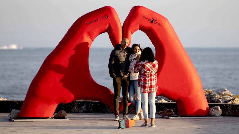 (200215) -- LISBON, Feb. 15, 2020 (Xinhua) -- A couple poses for a photo in front of a heart-shaped artwork on Valentine's Day, in Oeiras, near Lisbon, Portugal, Feb. 14, 2020. (Photo by Pedro Fiuza/Xinhua)