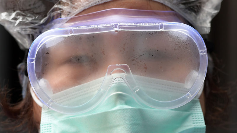 (200211) -- WUHAN, Feb. 11, 2020 (Xinhua) -- An inspector who returned from work wears a foggy protective goggle at a community in Wuhan, central China's Hubei Province, Feb. 10, 2020. China has stepped up efforts to curb the spread of the novel coronavirus.
Central China's Hubei Province, the hardest-hit province, reported 2,097 new confirmed injection cases and 103 new deaths on Monday. The figure is 521 fewer than the new confirmed cases reported on Sunday. (Xinhua/Li He)