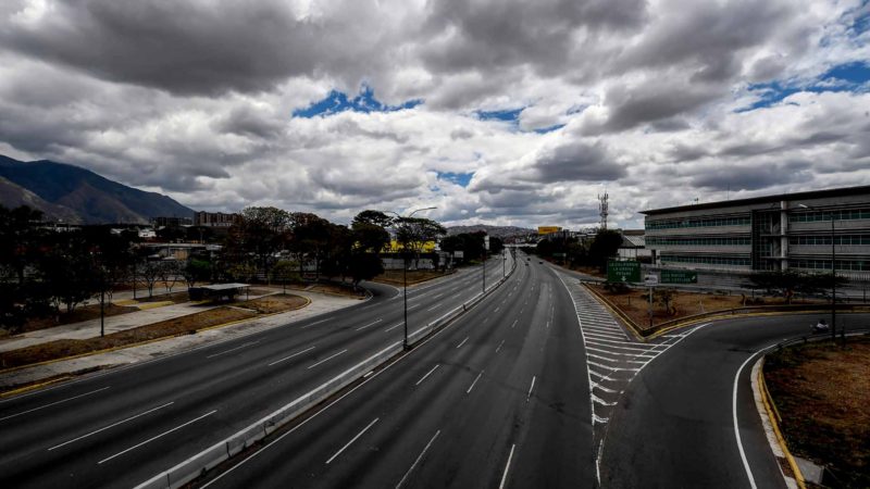 General view of Francisco Fajardo highway in Caracas, on March 19, 2020. - From China to the Czech Republic to Venezuela, governments have told their citizens to stay indoors to try and slow the spread of the novel coronavirus COVID-19 pandemic. (Photo by Federico Parra / AFP)
