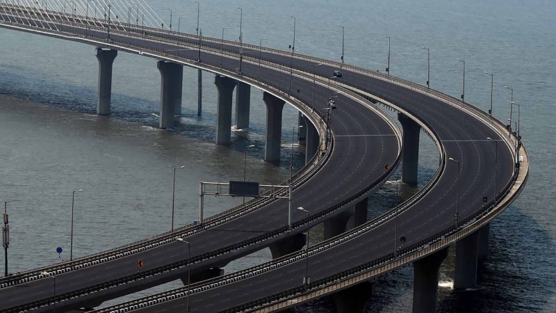 General view of the deserted Bandra–Worli Sea Link during the first day of a 21-day government-imposed nationwide lockdown as a preventive measure against the COVID-19 coronavirus in Mumbai on March 25, 2020. - India's billion-plus population went into a three-week lockdown on March 25, with a third of the world now under orders to stay indoors, as the coronavirus pandemic forced Japan to postpone the Olympics until next year. (Photo by Punit PARANJPE / AFP)