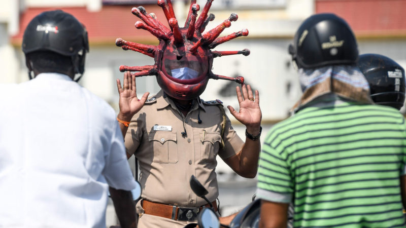  Police inspector Rajesh Babu (C) wearing a coronavirus-themed helmet speaks to motorists at a checkpoint during a government-imposed nationwide lockdown as a preventive measure against the COVID-19 coronavirus in Chennai on March 28, 2020. Photo /RSS