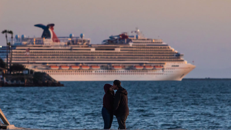 A couple kiss each other on the beach in Long Beach, California on March 29, 2020. - President Donald Trump on March 29, 2020, abandoned his timetable for life returning to normal in the United States, extending emergency coronavirus restrictions for another month, while Spain suffered its deadliest day. Photo/RSS