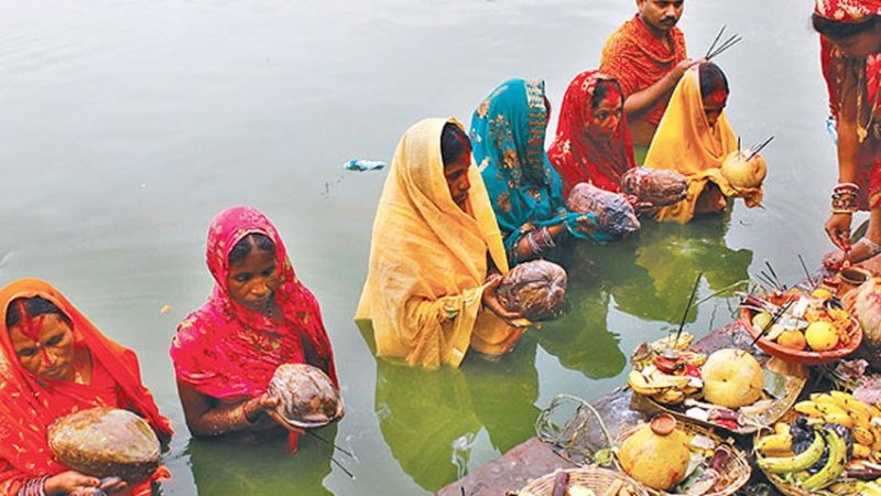 अस्ताउँदो सूर्यलाई अर्घ दिँदै चैती छठ मनाइँदै