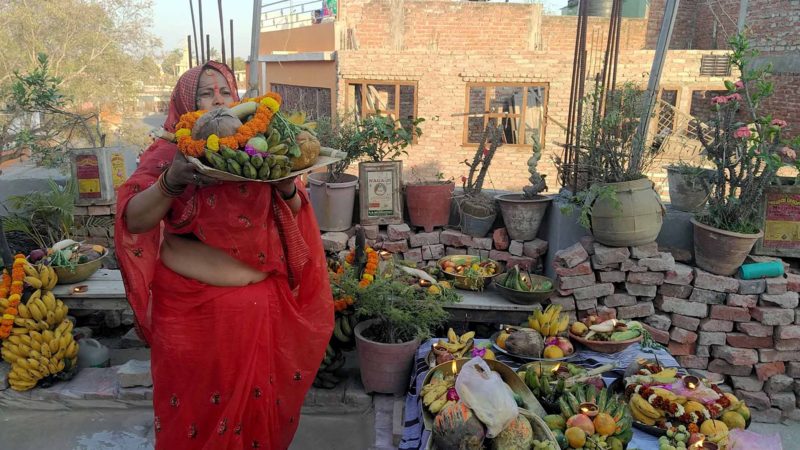 छतमै निर्माण गरिएको जलाशयमा उदाउँदो सूर्यलाई अघ्र्य दिई चैती छठपर्व सम्पन्न