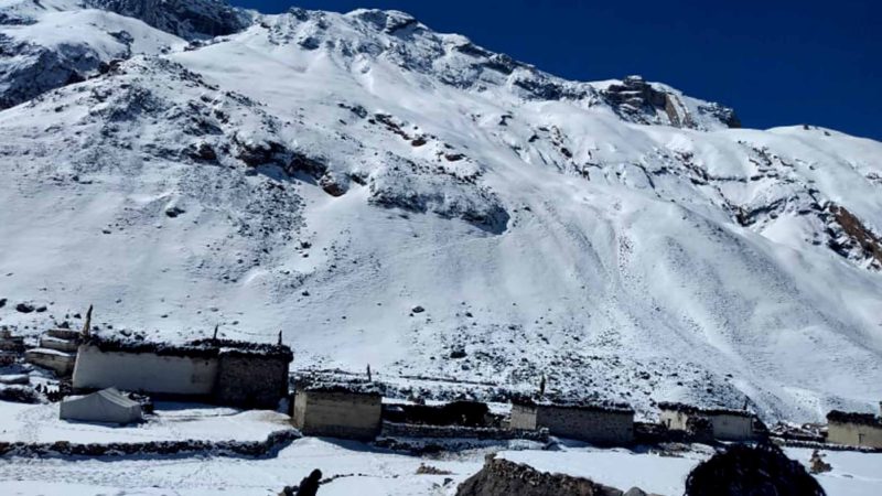 डोल्पामा भारी हिमपात जाजरकोट, ४ चैत  समुन्द्र सतहदेखि चार हजार २०० मिटर अग्लो छार्काताङसोङ गाउँपालिका– १ छार्का गाउँ डोल्पा हिउँले सेतामे । भारी हिमपात भएकाले विकास–निर्माणका काम उपल्लो डोल्पामा रोकिएका छन् । तस्वीर : हेमन्त केसी(रासस)