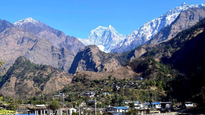 म्याग्दीको अन्नपूर्ण गाउँपालिका–४ नारच्याङको बेशी गाउँ र त्यहाँबाट देखिएको निलगिरी हिमालको मनोरम दृष्य । अन्नपूर्ण हिमालको आधार शिविर जाने पदमार्गको प्रवेशद्धारको रुपमा रहेको यस गाउँमा पर्यटकको सुविधाको लागि होटल र घरबास (होमस्टे) सञ्चालन सुरु गरिएको छ । तस्बिर : कमल खत्री