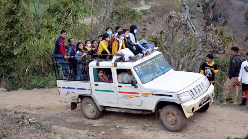तनहुँको आँबुखैरेनी गाउँपालिकाबाट छिम्केश्वरी जाँदै गरेको जीपको छतमा बसेर जोखिमपूर्ण यात्रा गर्दै सर्वसाधारण । ग्रामीण भेगमा चल्ने जीपमा जोखिमपूर्ण यात्रा गर्ने परम्परा अझै पनि कायमै छ । तस्वीर : कृष्ण न्यौपाने(दमौली)