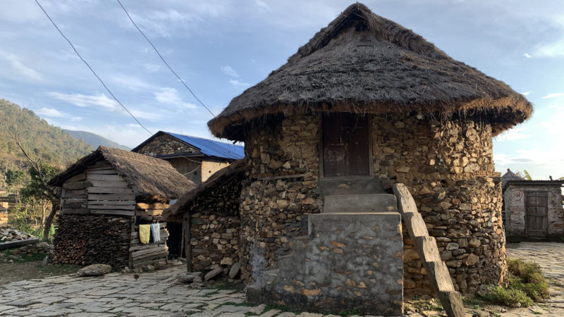  तनहुँको आँबुखैरेनी गाउँपालिका–६ हिलेखर्कमा रहेको घुमाउने घर । केही समय अगाडी गाउँ–गाउँमा देख्न पाइने घुमाउने घर आजभोलि लोप हुँदै गइरहेको छ । तस्वीर ÷ रासस 