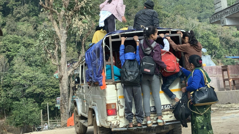  तनहुँको बन्दीपुर गाउँपालिकाको तीनधाराबाट ग्रामीण भेगका लागि गुडेको जीपमा जोखिमपूर्ण यात्रा गर्दै सर्वसाधारण । ग्रामीण भेगमा कम सवारी सञ्चालन हुँदा यात्रु जोखिमपूर्ण यात्रा गर्न बाध्य छन् । तस्वीर ÷रासस 