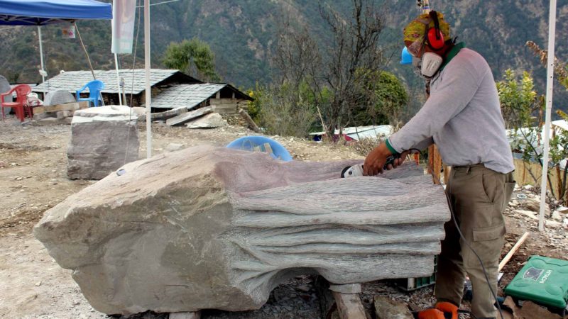 मूर्तिकला हेर्न टेउवामा आन्तरिक पर्यटकको भीड