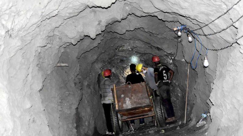  बागलुङको तित्याङमा तामा खानीको प्रारम्भीक अध्ययनका लागि बनाइएको सुरुङ । चीनको जोम्बीङ इन्ड्रेस्टिल कम्पनीको प्राविधिक सहयोगमा शुभम् ग्रुपले ४ महिनादेखि तित्याङमा खानी प्ररम्भीक अध्ययनको काम गरिरहेको छ । तस्वीर : तारानाथ आचार्य (रासस)