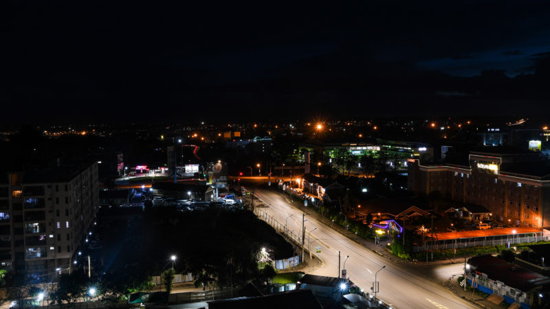 NAIROBI, March 28, 2020 (Xinhua) -- Photo taken on March 27, 2020 shows an empty street after the start of a curfew in Nairobi, Kenya.   A countrywide curfew came into effect in Kenya Friday evening to intensify measures to curb the spread of the coronavirus. Xinhua/RSS