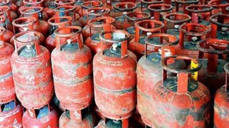 सिलिन्डरमा कम तौल ग्यास राखी बिक्री गर्ने पक्राउ