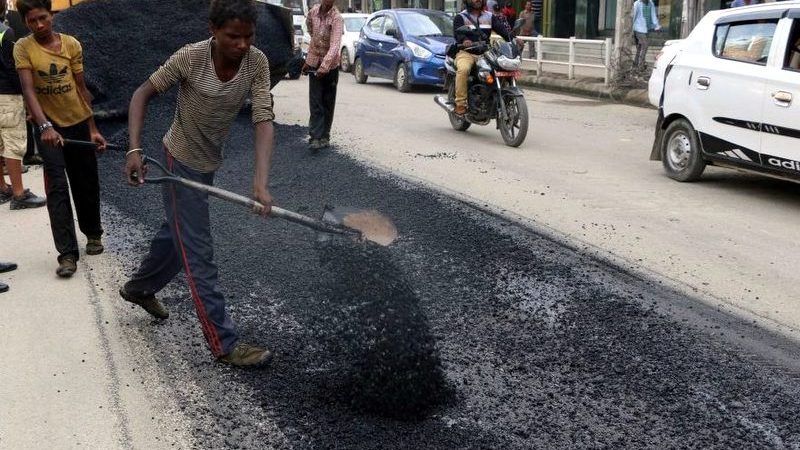 कलङ्की–धोबीखोला सडकका चिरा पुरिने