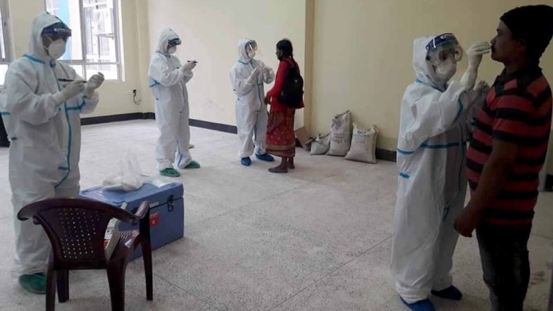 कोभिड–१९ : स्वाब सङ्कलन गर्दै स्वास्थ्यकर्मी टोली