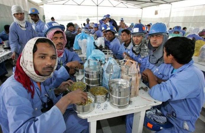 ‘कोभिड–१९ परीक्षणको बहाना गर्दै कतारले निकाल्यो आप्रवासी कामदार’