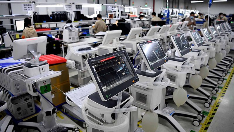 (200403) -- BEIJING, April 3, 2020 (Xinhua) -- Employees produce ventilators at Mindray Bio-Medical Electronics Co., Ltd., a medical device manufacturer based in Shenzhen, south China's Guangdong Province, March 31, 2020. TO GO WITH XINHUA HEADLINES OF APRIL 3, 2020. (Xinhua/Liang Xu)