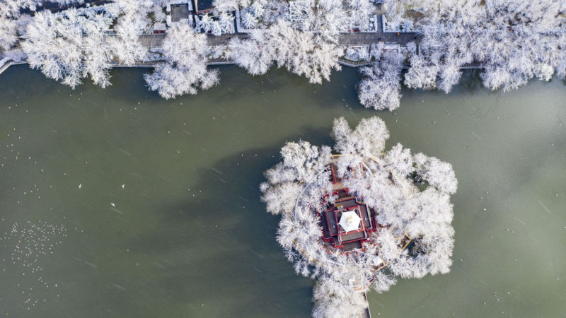 Aerial photo taken on April 5, 2020 shows the snow scenery at a park in Lhasa, southwest China's Tibet Autonomous Region. A snowfall hit the city on Sunday. Xinhua/RSS