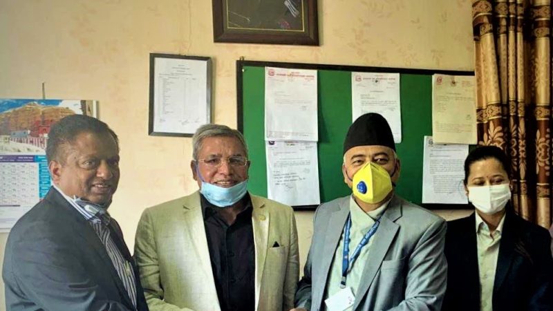 नेपाल लाइफद्धारा एक करोडको चेक कोषलाई हस्तान्तरण