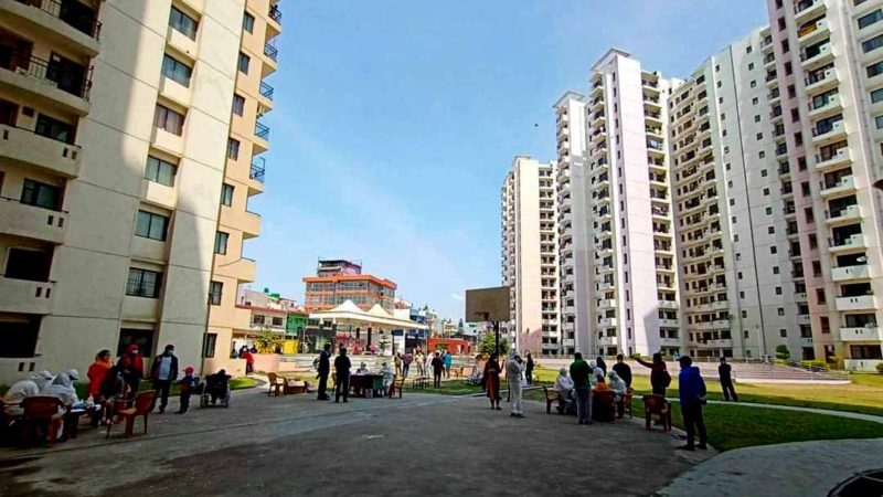 ८१ वर्षीया आमा कोरोनालाई जितेर छोरासँगै घर फर्किइन्, स्वस्थ भए ९ संक्रमित
