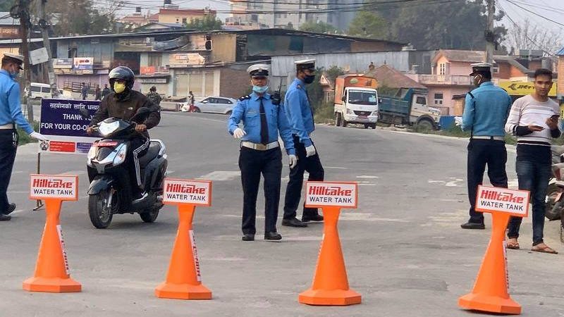 उपत्यकामा लकडाउन : प्रहरी देख्दासम्म पालना, ओझेल पर्नासाथ अवज्ञा