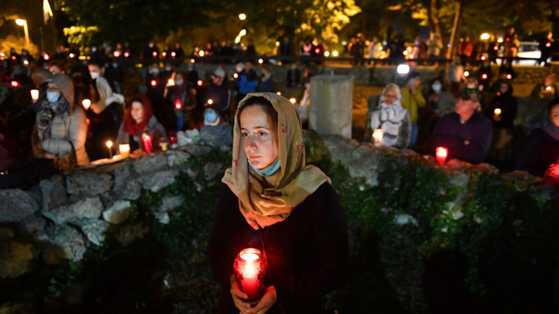 Romanian Orthodox believers hold candles as they attend a second Easter religious service at the Orthodox Patriarchal Cathedral in Constanta on May 26, 2020. - After the state of emergency from the COVID-19 coronavirus outbreak was recently lifted in Romania after nearly two months, the archbishop of Constanta decided to organize the second Easter celebrations for believers who were restricted from taking part in the first one. (Photo/RSS)