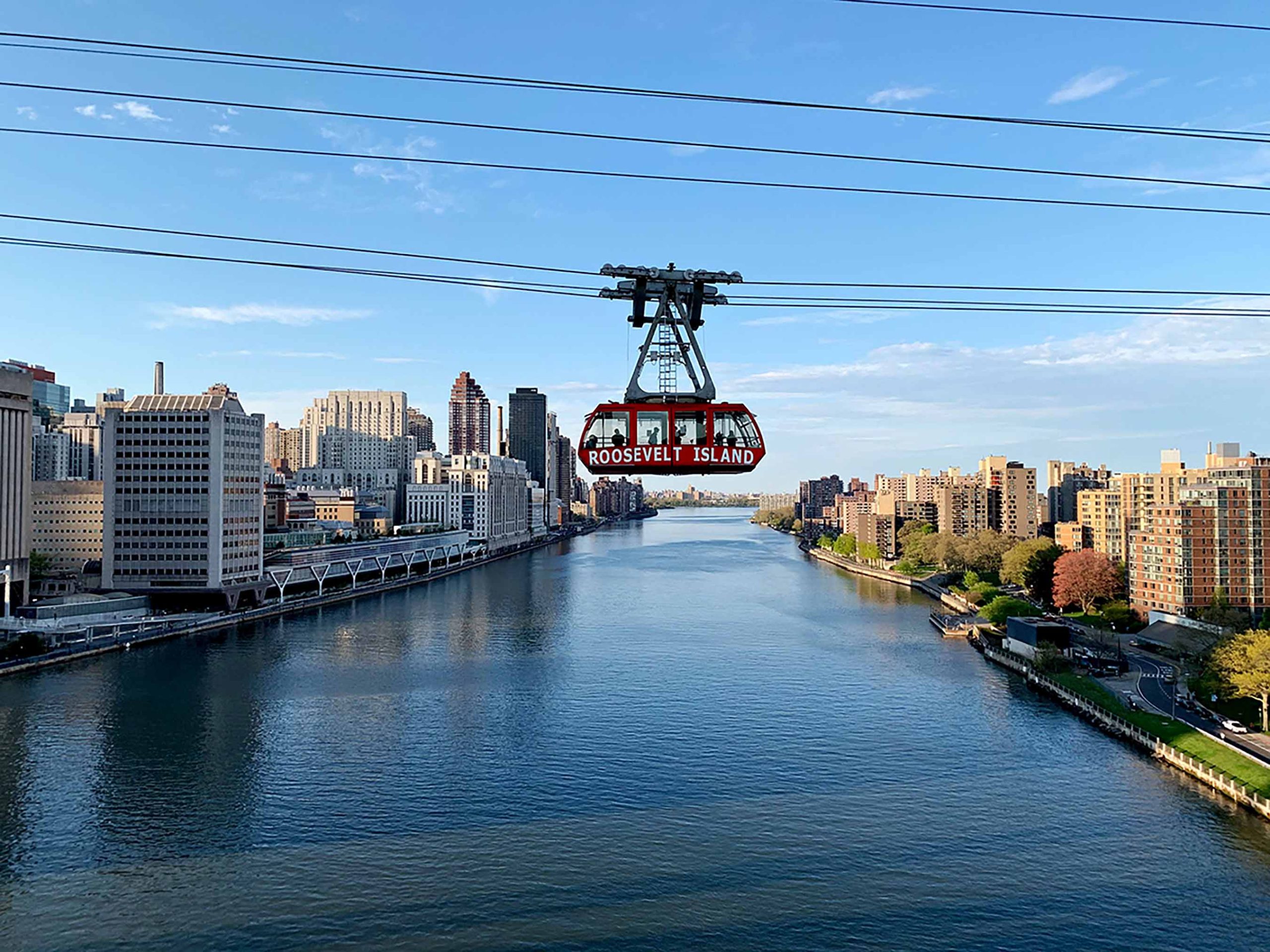 NEW YORK, - MAY 02: A view of the Roosevelt Island Tramway from the Ed Koch Queensboro Bridge during the coronavirus pandemic on May 2, 2020 in New York City. COVID-19 has spread to most countries around the world, claiming over 244,000 lives with over 3.4 million infections reported.   Cindy Ord/Getty Images/AFP  == FOR NEWSPAPERS, INTERNET, TELCOS & TELEVISION USE ONLY ==