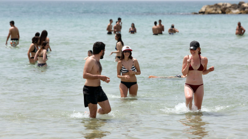 People are seen on a beach in central Israeli city of Tel Aviv as restrictions amid COVID-19 pandemic ease in the country, on May 19, 2020. The number of active COVID-19 cases in Israel has dropped below 3,000 for the first time since March 27, Israeli Ministry of Health said Tuesday. The number of active cases in Israel decreased to 2,946, while the tally of confirmed cases rose to 16,659 after 16 new cases were reported. The number of recoveries from the novel coronavirus rose by 182 to 13,435, the ministry said. Photo/RSS