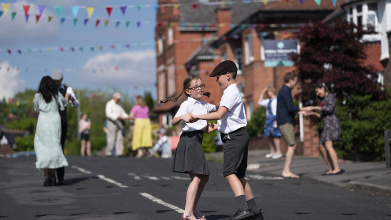 Sophie (L, Front) and James Hodgson (R, Front) dressed in vintage clothing dance at a street party to commemorate the 75th anniversary of the end of World War II in Europe in Manchester, Britain, on May 8, 2020. Britain held events on Friday commemorating the 75th anniversary of the end of World War II in Europe. (Photo/Xinhua)