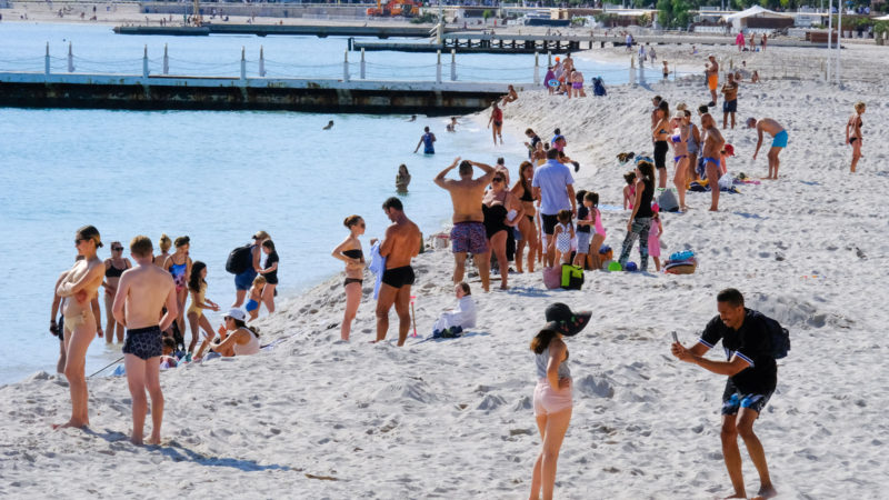 People enjoy sunshine and the sea in southern France's Cannes, May 21, 2020. France on Thursday saw the death toll from the coronavirus increasing to 28,215 with 83 new deaths in the last 24 hours, lower than Wednesday's 110, according to figures released by the country's Health Ministry.  As of Thursday, 318 new positive cases were detected, bringing the total of confirmed cases to 144,163. (Photo/Xinhua)