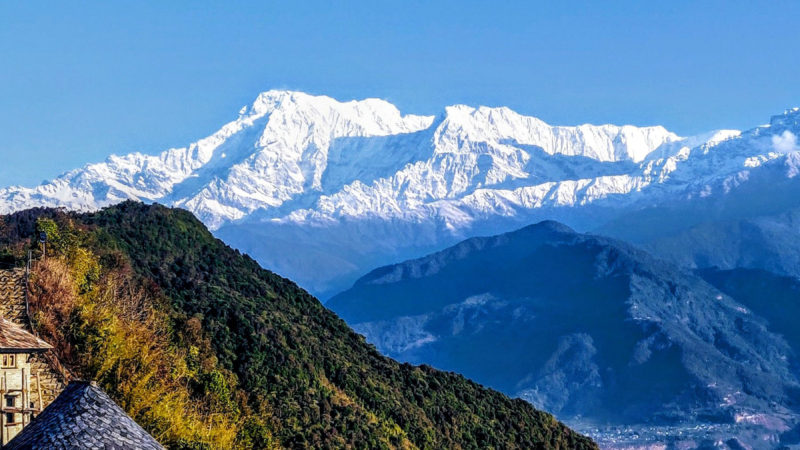 पोखराको सराङ्कोटबाट देखिएको अन्नपूर्ण हिमश्रृङ्खला । लकडाउनका कारण वायु प्रदुषणमा कमी आएपछि स्वच्छ बन्दै गएको वातावरणमा हिमश्रृङ्खला सफा र प्रष्ट देखिन थालेको छ । तस्वीरःरासस