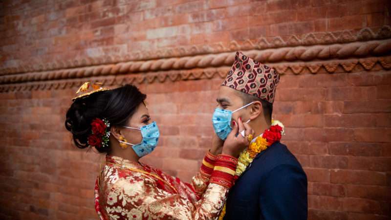 A bride and her groom wear face masks at their wedding ceremony in Kathmandu, Nepal, on May 1, 2020. (Photo/RSS)