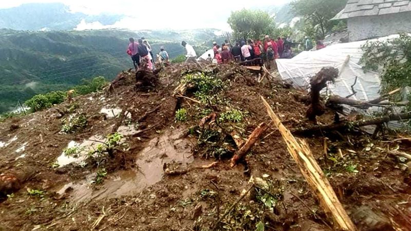 दुर्लुङमा पहिरोमा परी मृत्यु हुनेको संख्या ५   पुग्यो, अझै ४ बेपत्ता