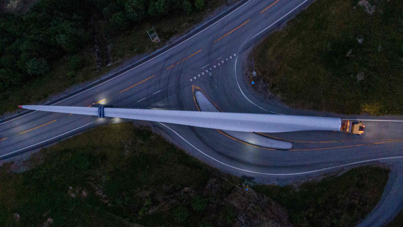 A 70-meter long propeller of a wind tubine is transported to the Guleslettene wind park near Floro in western Norway on June 17, 2020. - A total of 47 wind turbines, each 90 meters high will be put up in this area. (Photo/RSS)