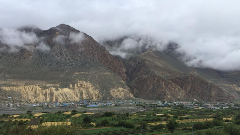 हिमालपारिको जिल्ला मुस्ताङको सदरमुकाम जोमसोम बजार र खेतबारी । पानी परेपछि जोमसोम र खेतबारीको दृश्य मनोरम देखिएको छ । तस्वीर ÷रासस