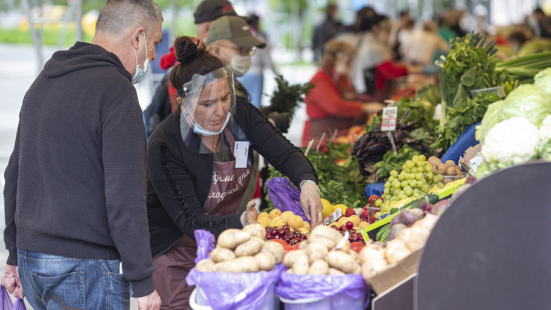 A street vendor wearing a face shield and gloves picks fruits for a customer at a street market in Moscow, Russia, on June 5, 2020. Street markets have been opened in Moscow for the first time since a tight lockdown was put on the city in late March. (Photo/RSS)
