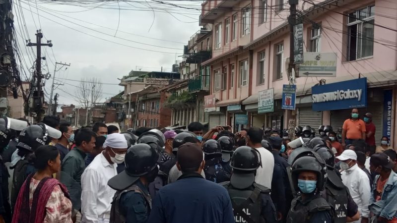 कालोपत्रको माग गर्दै गोदावरी सडक अवरुद्ध