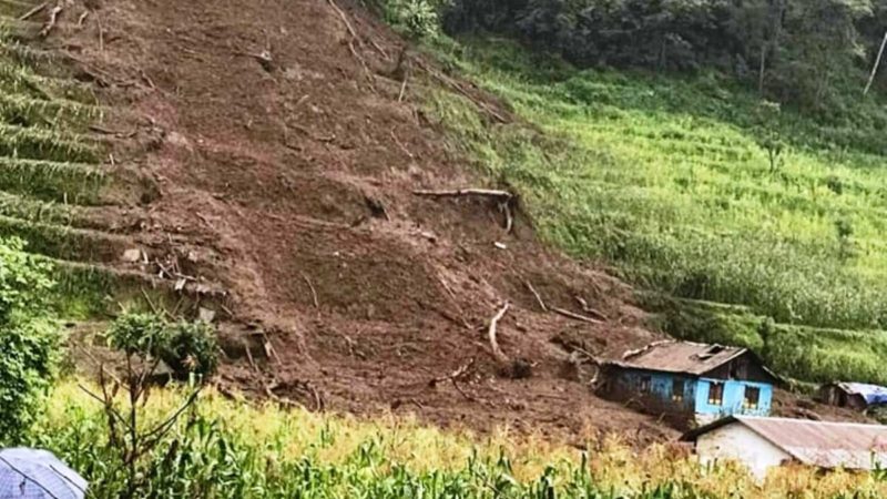 फुल्पिङकट्टीको पहिरोमा परेर एकै परिवारका एक जनाको मृत्यु, ४ जना वेपत्ता