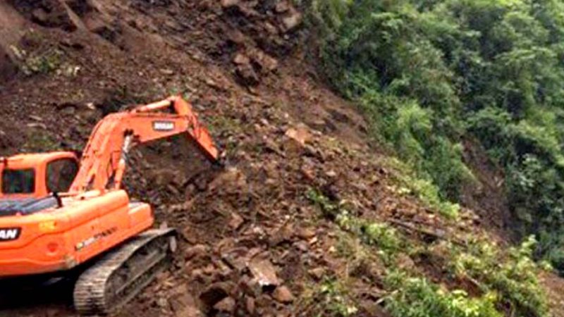 पहिरोले स्काभेटर पुरिएयो, दुई चालक बेपत्ता