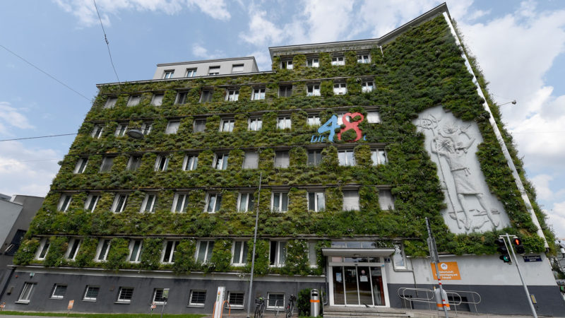 Photo taken on July 22, 2020 shows a green facade of the MA 48 headquarters in Vienna, Austria. The facades of the MA 48 headquarters were lined with green plants, which had positive effects including microclimate, protection of the building fabric from driving rain and dirt deposits, noise protection, and cooling capacity. (Photo/RSS)