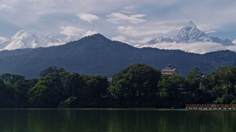 पोखराको प्रसिद्ध फेवातालको बीचबाट देखिएको माछापुच्छ्रे हिमालको सुन्दर दृश्य । तस्वीर : रासस 