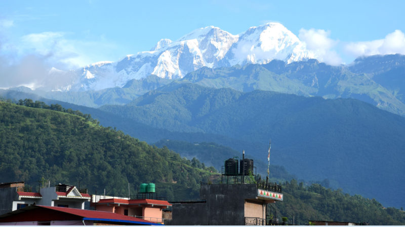 केही दिनको अविरल वर्षापछि बुधबार बिहान लमजुङको बेँसीशहरबाट देखिएको लमजुङ हिमाल । तस्बिरः रासस