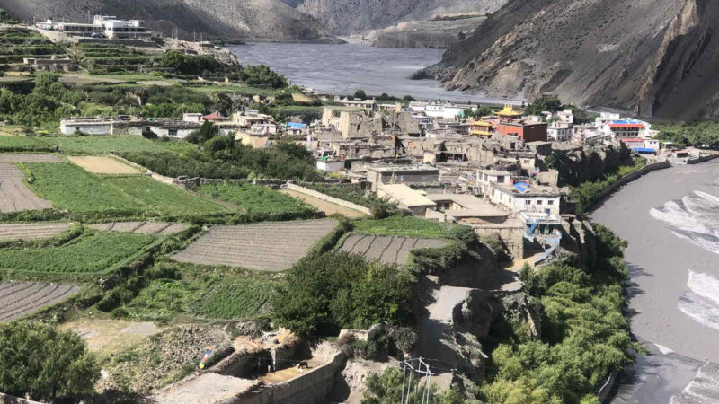 हिमाली जिल्ला मुस्ताङको प्रसिद्ध धार्मिकस्थल वारागुङ मुक्तिक्षेत्र गाउँपालिका–५ स्थित कागबेनी । पितृ तर्पण र स्नान गर्न भक्तजन यहाँ आउँछन् । तस्वीर ÷रासस