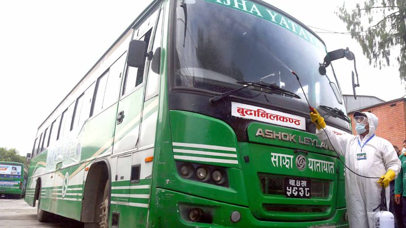 कोभिड– १९ को नियन्त्रण तथा रोकथामका लागि सरकारले लगाएको बन्दाबन्दीपश्चात् सार्वजनिक यातायात सञ्चालन गर्ने निर्णयपछि बिहीबारदेखि पुुलचोकस्थित साझा यातायात बसमा सेनिटाइज गर्दै 