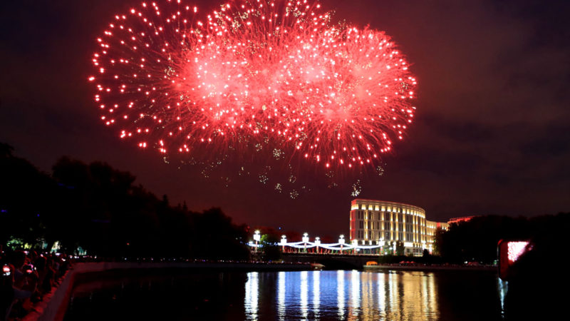 Fireworks explode in the sky to celebrate the Belarus Independence Day in Minsk, Belarus, July 3, 2020.   In December 1996, Belarusian President Alexander Lukashenko signed an ordinance to establish a state holiday - Belarus Independence Day. It is marked on the day Minsk was liberated from the Nazi invaders - July 3, 1944. (Photo/RSS)